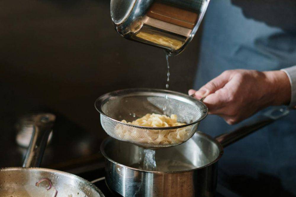 ilustrasi memasak pasta