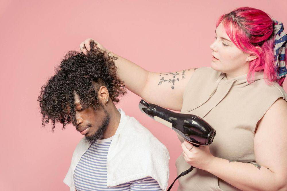 ilustrasi pria sedang memakai hair dryer (pexels.com/John Diez)