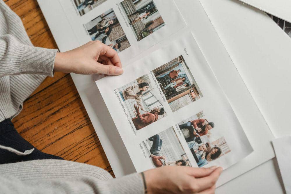 ilustrasi wanita sedang membuat scrapbook kenangan Ramadan (pexels.com/George Milto