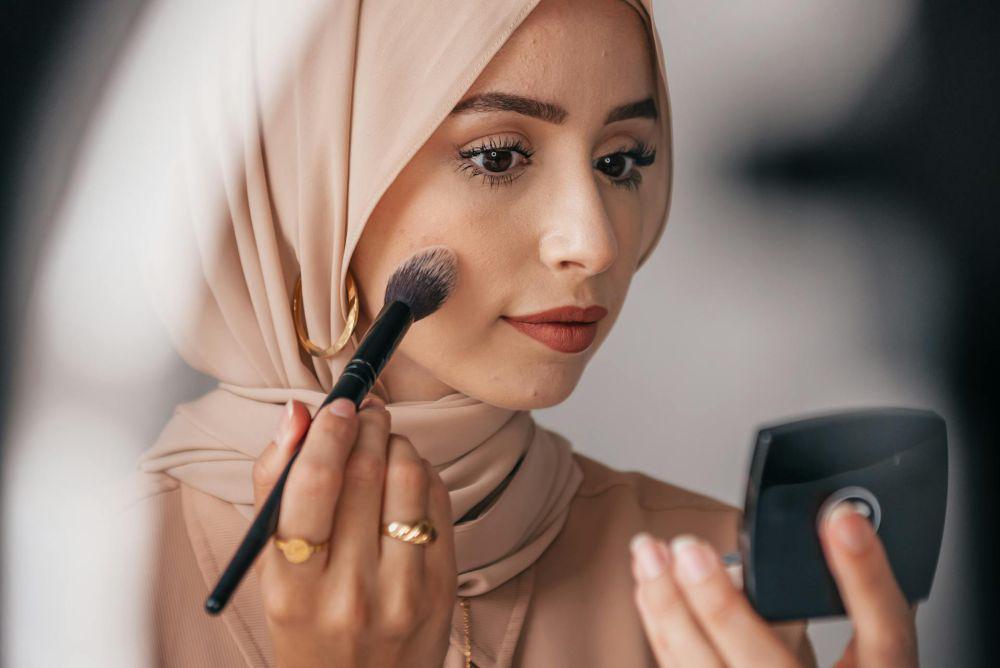 4 Kesalahan Makeup yang Membuatmu Terlihat Lebih Tua Menurut MUA