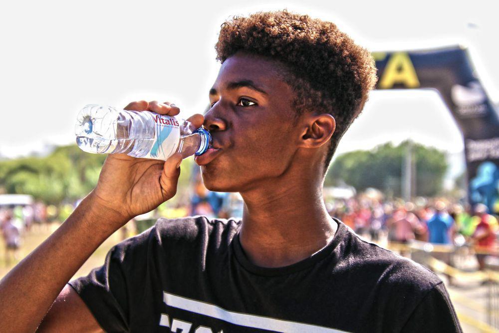 ilustrasi minum (pexels.com/RUN 4 FFWPU)