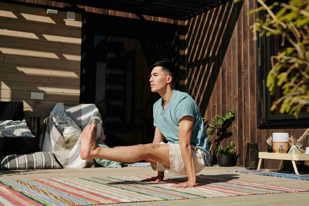 ilustrasi pria melakukan yoga (pexels.com/Werner Pfennig)