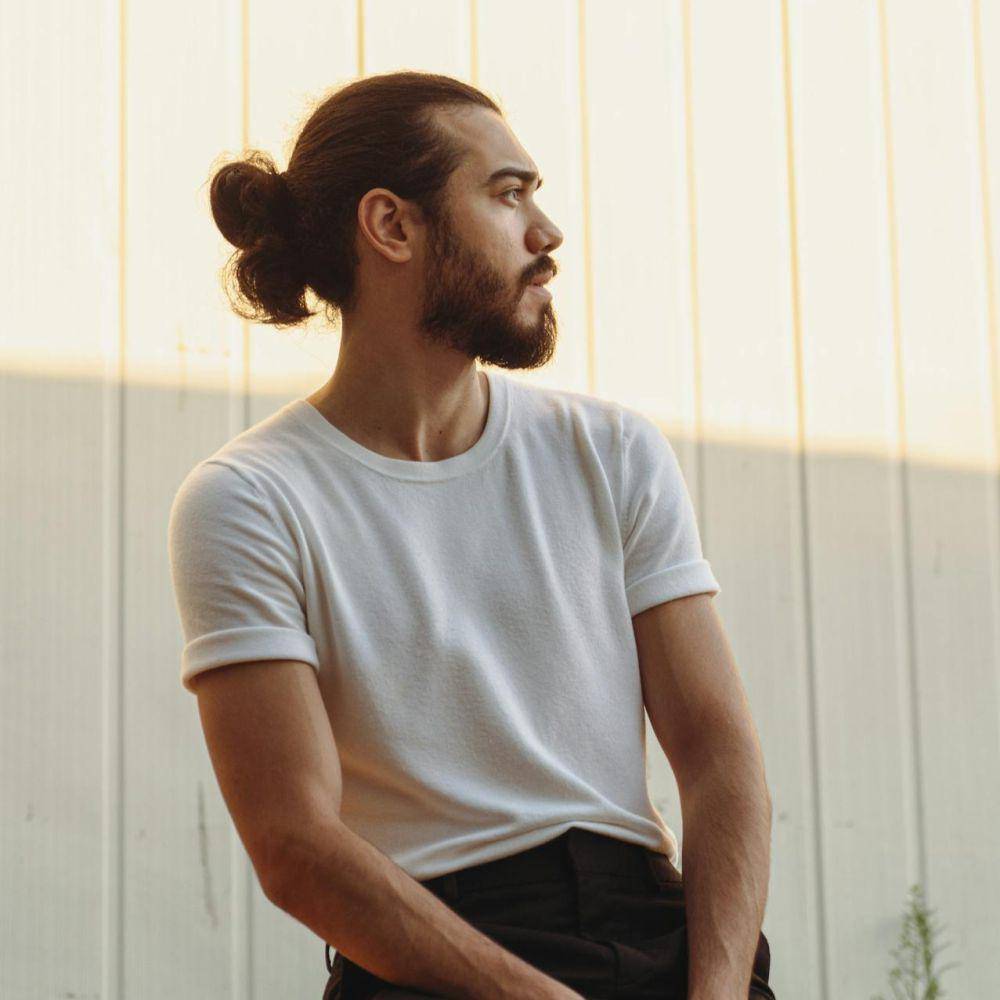 ilustrasi gaya rambut pria kurus (pexels.com/Yılmaz Özal)