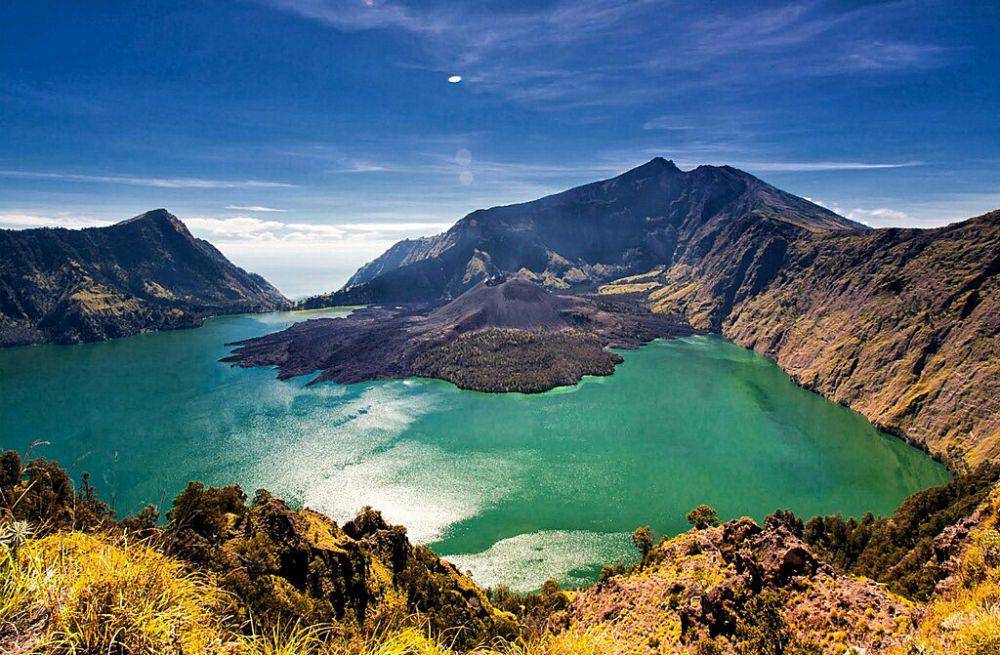 Puncak Rinjani (commons.wikimedia.org/Yon Ilahi)