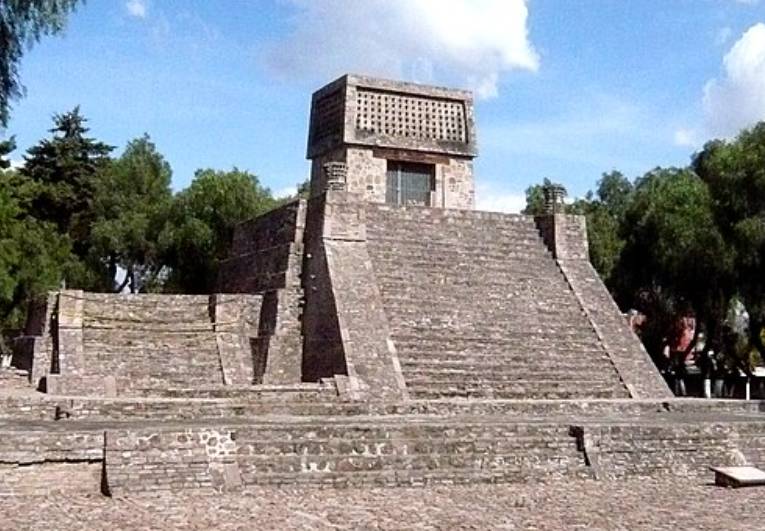 ilustrasi piramida Aztec (commons.wikimedia.org/Maunus)