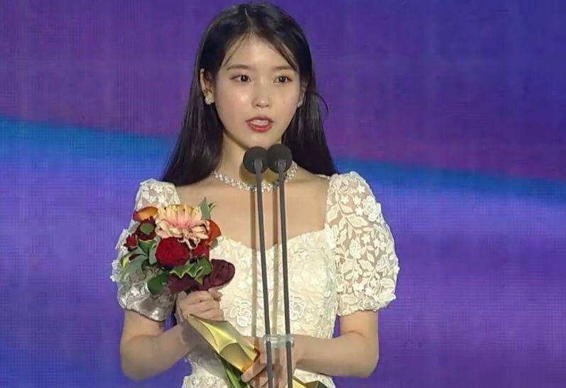 IU di Baeksang Arts Awards 2023 (youtube.com/Baeksang)