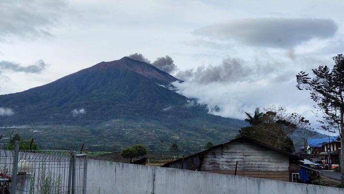 Potret Gunung Kerinci, Sumatra Barat (airhajibarat.pesisirselatankab.go.id)
