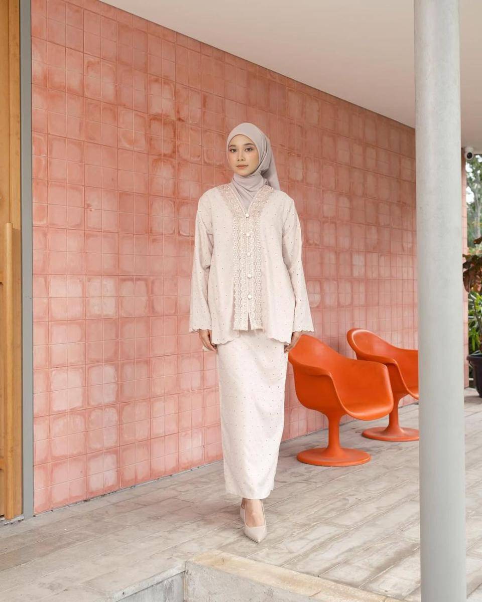 Koleksi One Set Lebaran 2025 (instagram.com/famouscarfofficial)