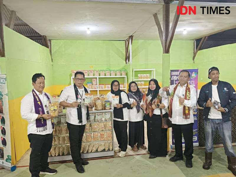 Deputi Alimuddin dan Direktur Penmas Conrita Ermanto menujukan UMKM salah satu tenant bangunan 2 rest area IKN (IDN Times/Ervan)