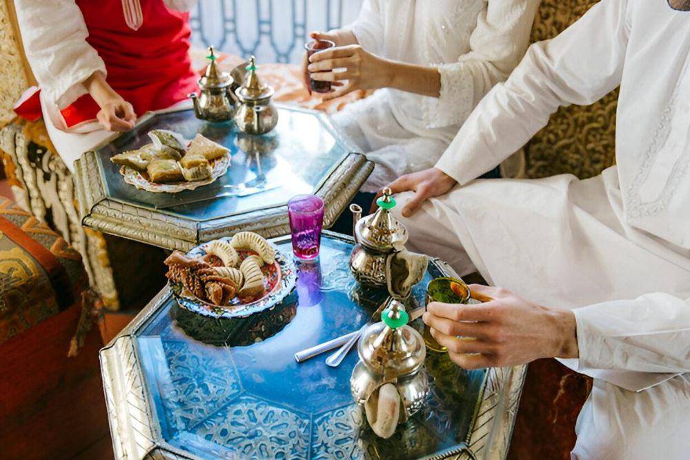 ilustrasi acara berbuka puasa dengan keluarga (freepik.com/freepik)