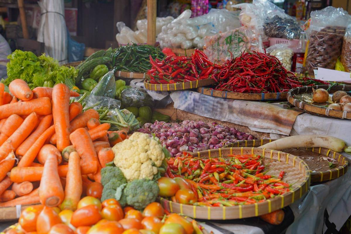 Ilustrasi bahan pokok di pasar tradisional