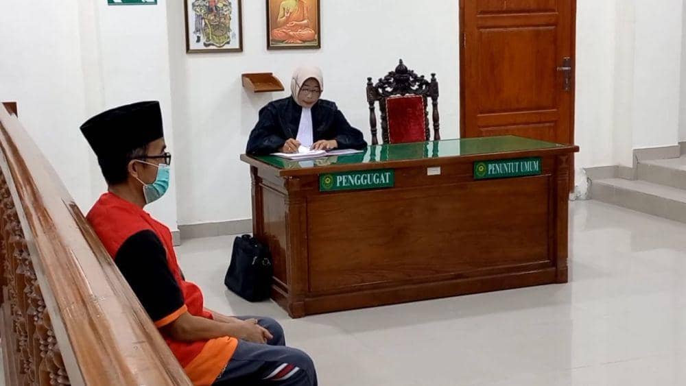 Terdakwa saat hendak memasuki ruang sidang. IDN Times/ istimewa