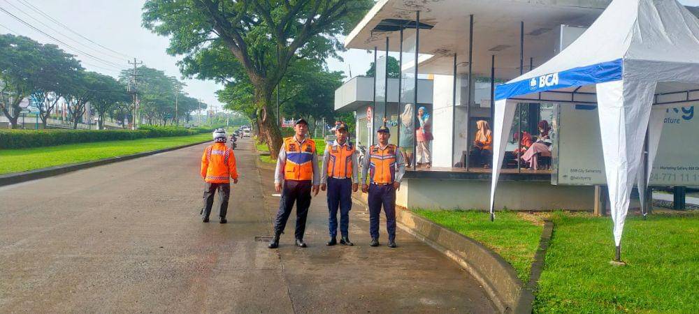 Pemerintah Kota Semarang dan Satlantas Polrestabes Semarang mendirikan Posko Terpadu Pemantauan Lalu Lintas untuk mengantisipasi kecelakaan lalu lintas di tanjakan dan turunan Silayur, Ngaliyan. (dok. Pemkot Semarang)