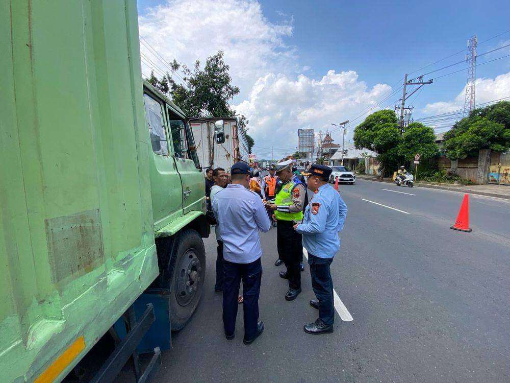 Satlantas Polrestabes Semarang menindak truk yang melintas di kawasan Silayur, Ngaliyan, Kota Semarang. (IDN Times/bt)