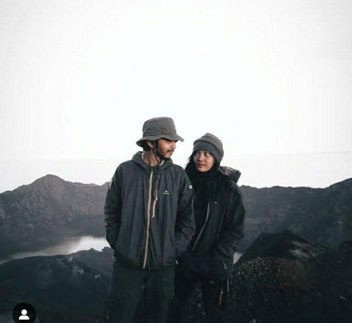 potret Fiersa Besari mendaki gunung di Indonesia (instagram.com/fiersabesari)