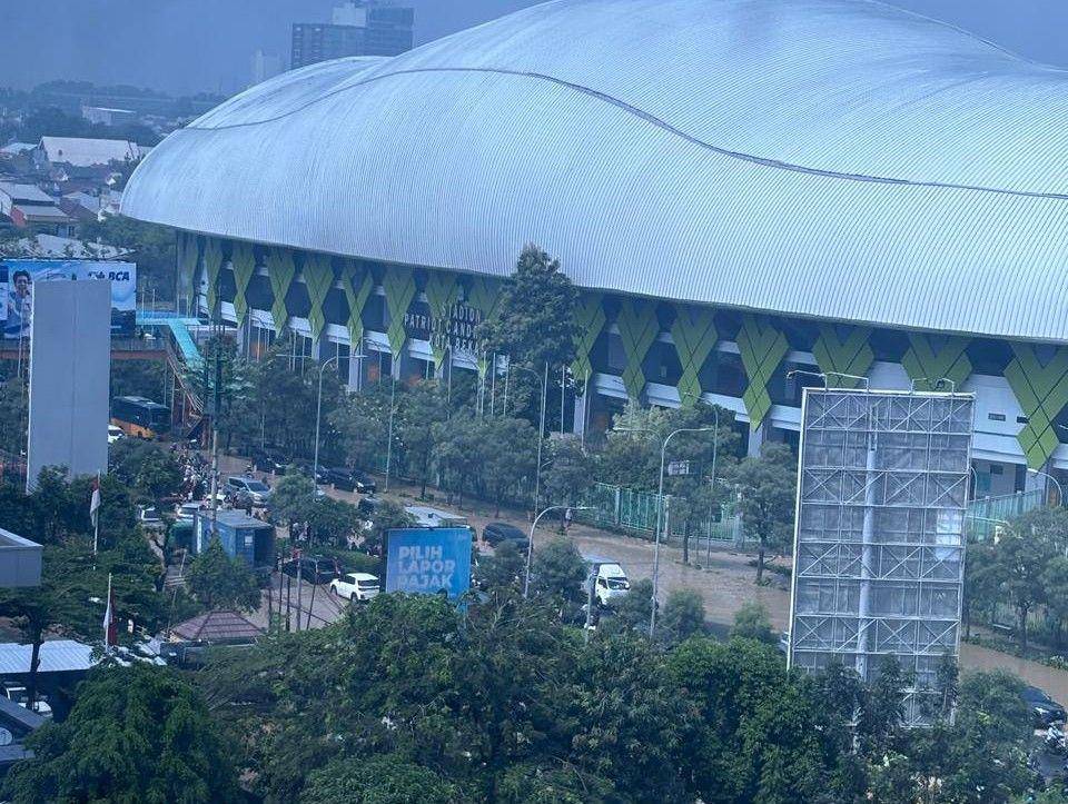 Kondisi banjir depan jalan Stadion Patriot Candrabhaga. (Dok. Istimewa)
