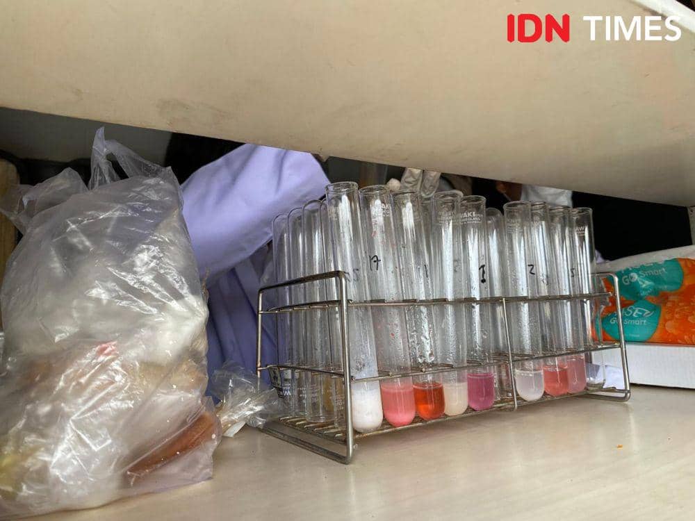Sampel makanan dan minuman dalam tabung ukur. (IDN Times/Yuko Utami)