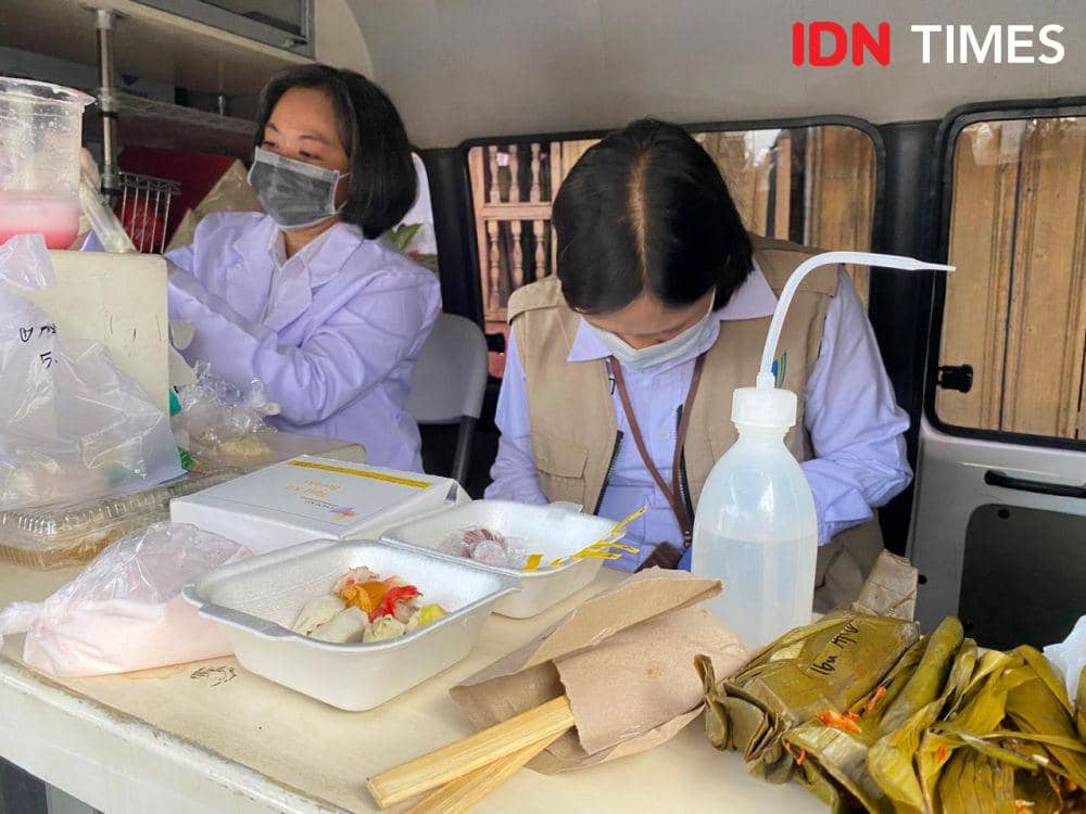 Petugas BPOM Kota Denpasar mengecek kandungan makanan di laboratorium keliling. (IDN Times/Yuko Utami)
