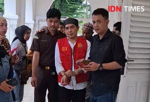 Mustadir Dg Sila, pemilik produk skincare FF di Makassar, kembali menjalani persidangan, Selasa (4/3/2025). IDN Times/Darsil Yahya