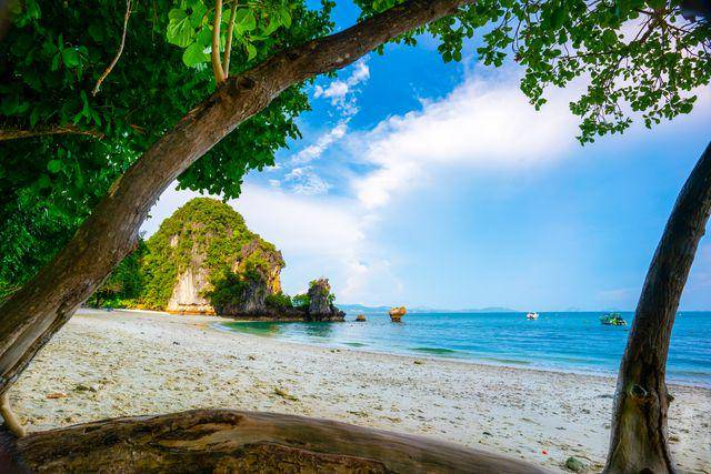 potret Koh Phi Phi (vecteezy.com/tone.ff290377)