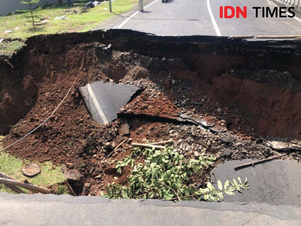 Jembatan di Kemang Bekasi Ambruk Diterjang Aliran Kali