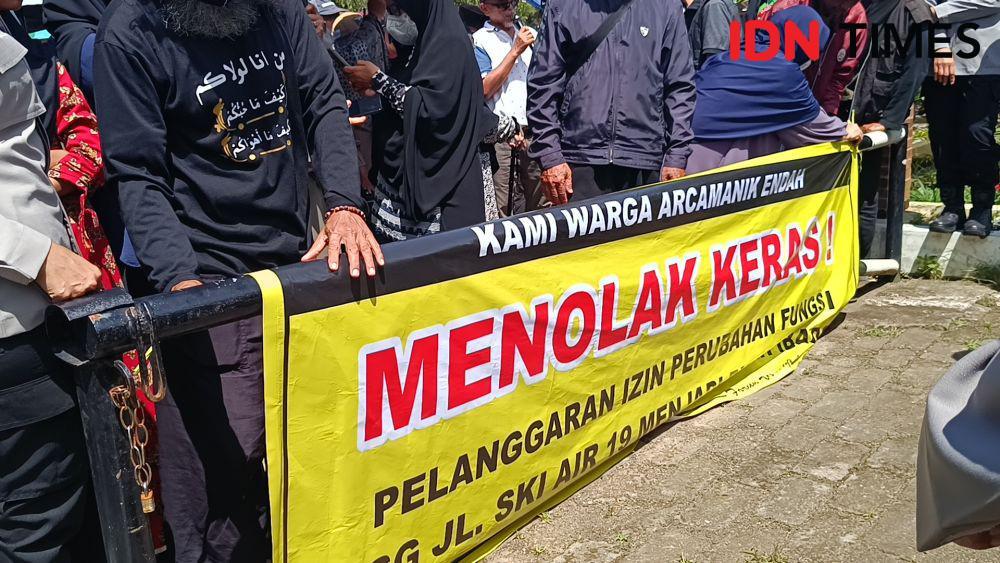 Jadi Tempat Ibadah Umat Kristen, Warga Demo di Depan Gedung Serba Guna