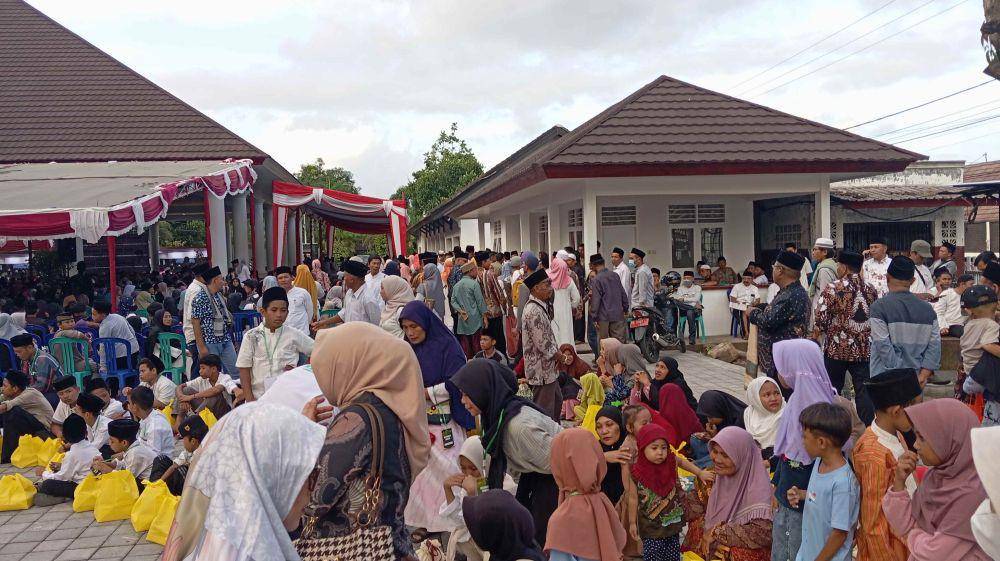 Ribuan masyarakat Lotim menghadiri acara sertijab (IDN Times/Ruhaili)