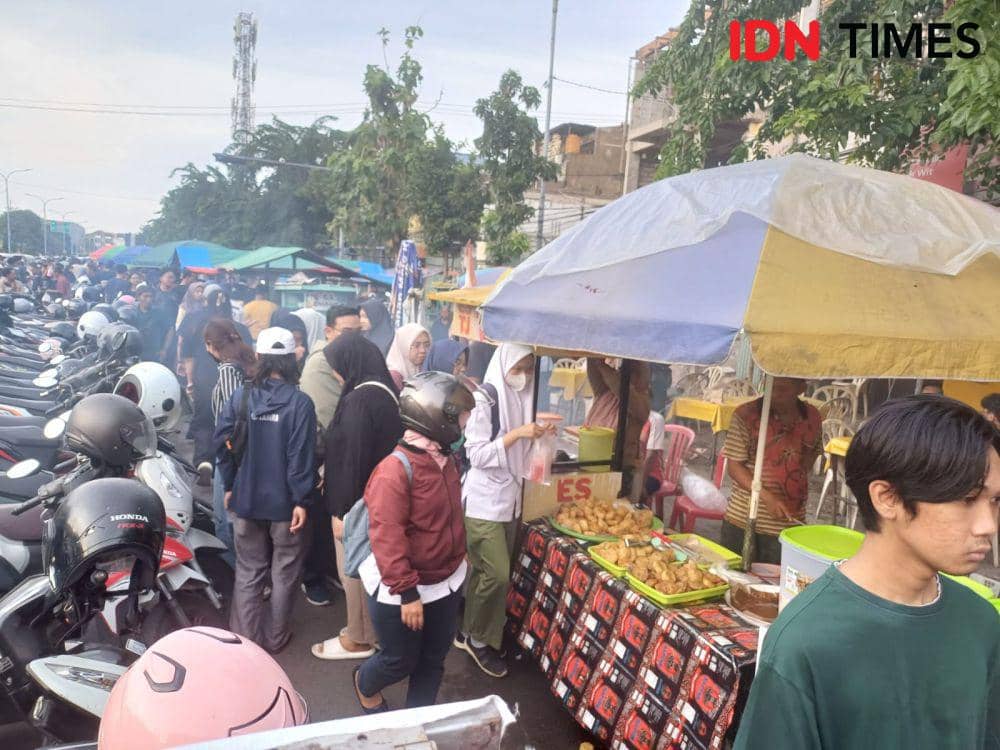 Serunya War Takjil di Karang Menjangan Surabaya