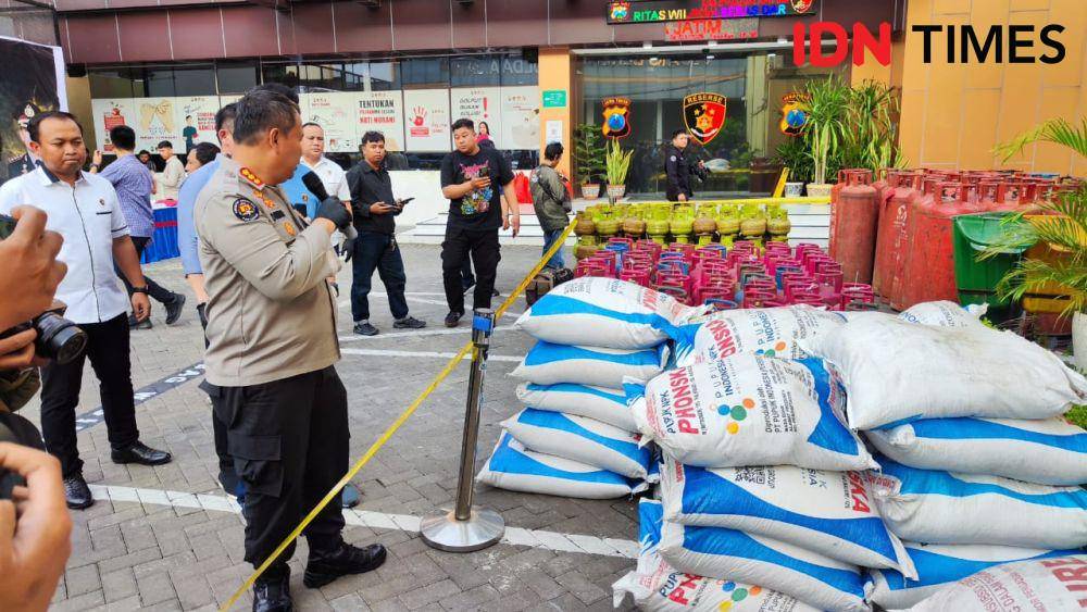 Pengungkapan kasus pupuk subsidi di Bojonegoro. IDN Times/Ardiansyah Fajar.