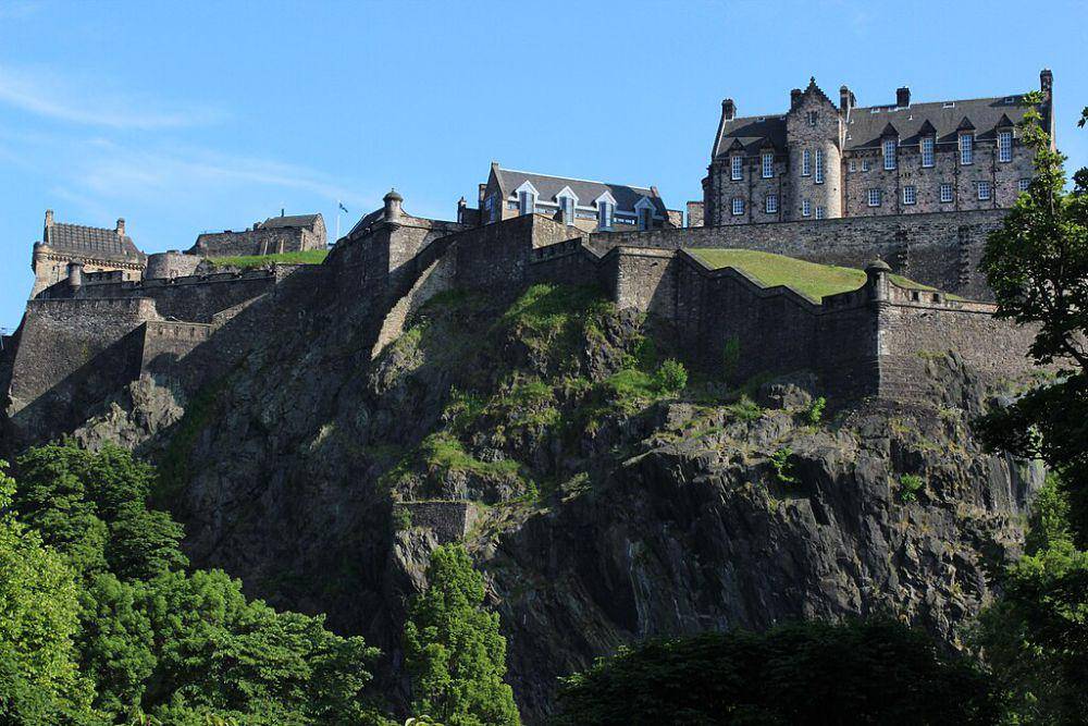 Edinburgh Castle (commons.wikimedia.org/wiki/RODRIGO1906)