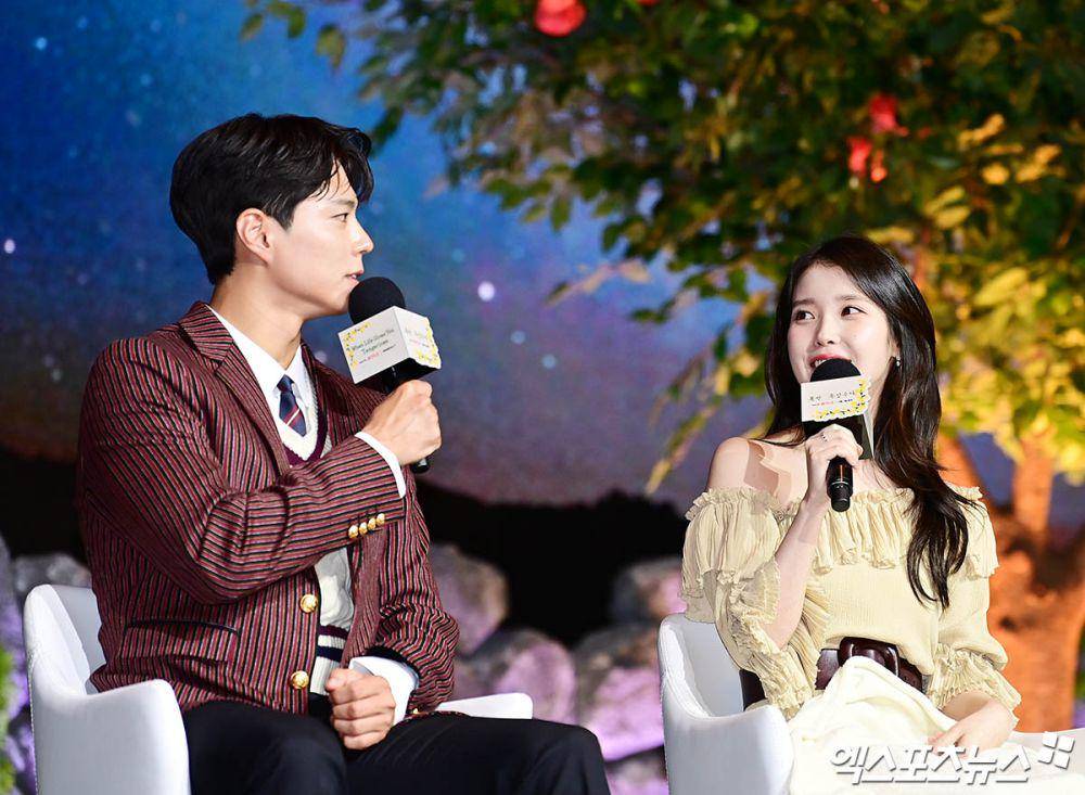 potret IU dan Park Bo Gum di press conference drakor When Life Gives You Tangerines (dok. Xports News)