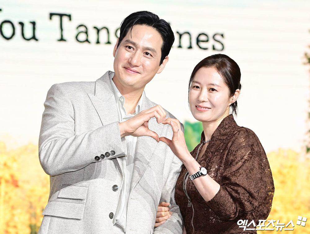 potret Moon So Ri dan Park Hae Joon di press conference drakor When Life Gives You Tangerines (dok. Xports News)