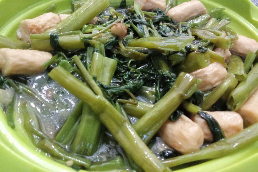 tumis kangkung sosis pedas (dok.pribadi/Lena Latipah)