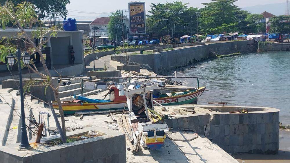 Fasilitas Alun-alun Gadobangkong rusak tak lama setelah dibangun (IDN Times/Fatimah)