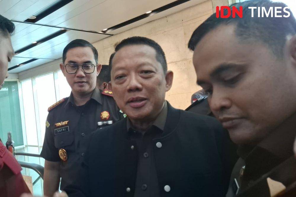 Jampidsus Febrie Adriansyah minta masyarakat jangan tinggalkan pertamina usai rapat tertutup di DPR. (IDN Times/Amir Faisol)