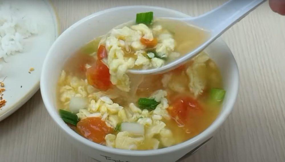 Resep Sup Telur Dadar yang Praktis untuk Makan Sahur