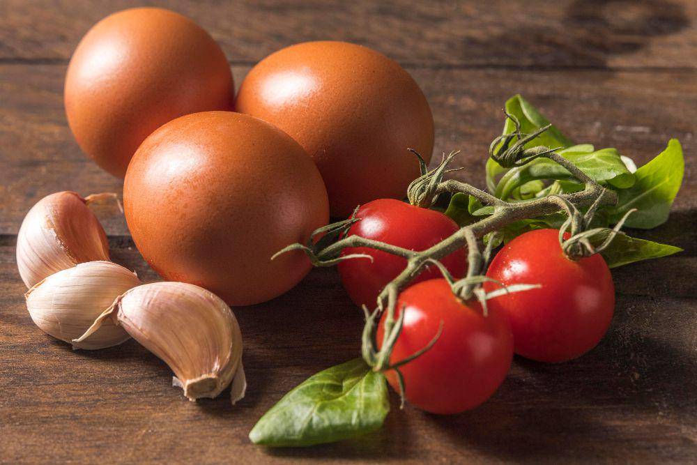 telur, tomat, dan bawang putih (freepik.com/freepik)
