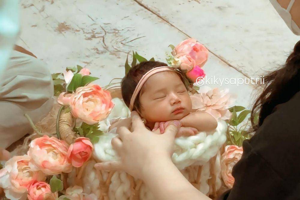 pemotretan newborn anak Kiky Saputri (Instagram.com/kikysaputrii)