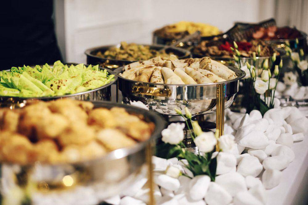 ilustrasi iftar buffet (unsplash.com/Saile Ilyas)