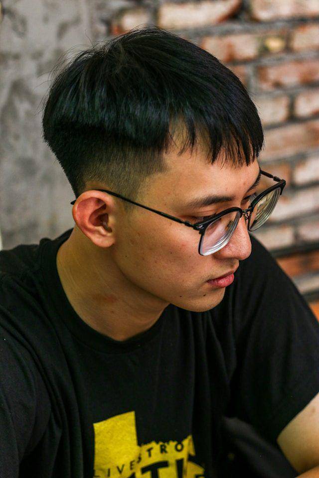 ilustrasi gaya rambut two block undercut pria (unsplash.com/Bùi Hoàng Long)