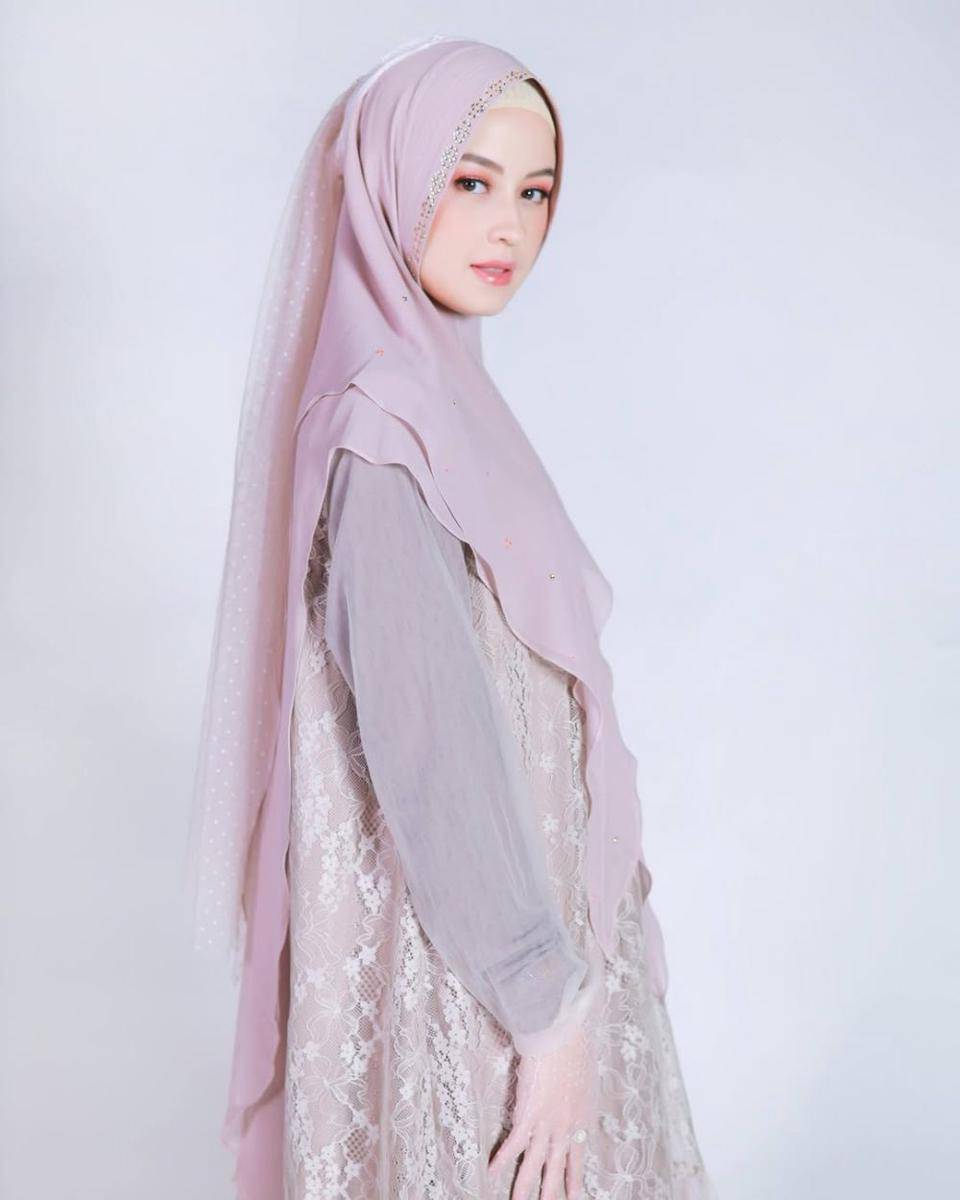 makeup natural untuk lebaran 2025 (instagram.com/kimbrlyryder)