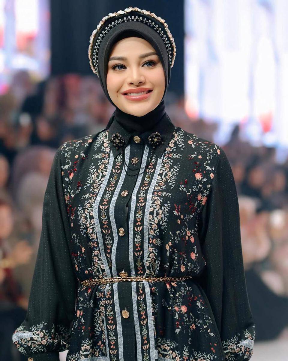 makeup natural untuk lebaran 2025 (instagram.com/aurelie.hermansyah)