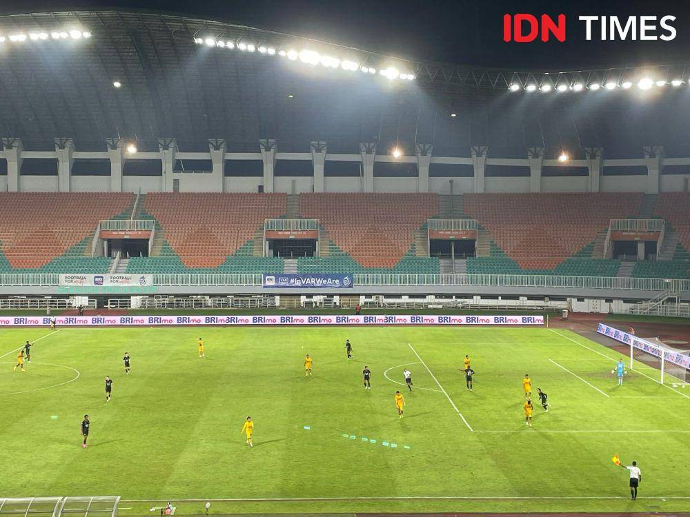Laga Dewa United vs Semen Padang di Stadion Pakansari. (IDN Times/Sandy Firdaus)