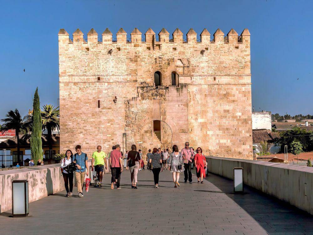 Calahorra Tower (unsplash.com/Edgar Serrano)