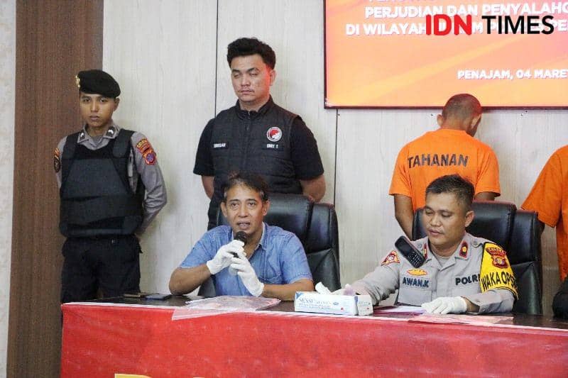 Waka Polres PPU Kompol Awan Kurnianto dan Kasat Resnarkoba AKP Iskandar Rondonuwu dalam konfrensi pers narkoba (IDN Times/Ervan)