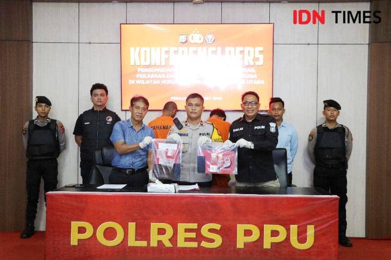 Waka Polres PPU Kompol Awan Kurnianto, Kasat Resnarkoba AKP Iskandar Rondonuwu dan Kasi Humas Polres PPU Aipda Syafrudin, tunjukan barang bukti (IDN Times/Ervan)