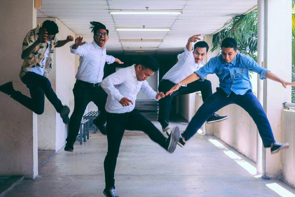 Potret sekumpulan orang bersemangat (unsplash.com/Husna Miskandar)