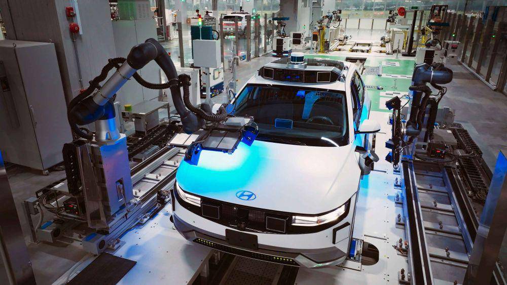 potret memperbaiki mobil listrik di bengkel (unsplash.com/Hyundai Motor Group)