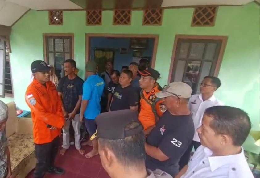 Proses evakuasi jasad korban, Sirah Sepulau Raya saat dikonfirmasi kr Kepolisian. (Dok. Basarnas Lampung).
