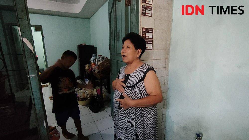 Nenek Linda (71) di rumah kontrakan sementara dari pemerintah karena menjadi korban longsor bantaran Sungai Ciliwung, Senin (3/3/2025). (Linna Susanti/IDN Times).